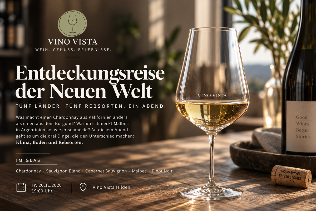 Weißweinglas mit Vino-Vista-Gravur und Weinflasche auf Holztisch – Ankündigung Entdeckungsreise der Neuen Welt am 20.11.2026 in Hilden (KI-generiert)
