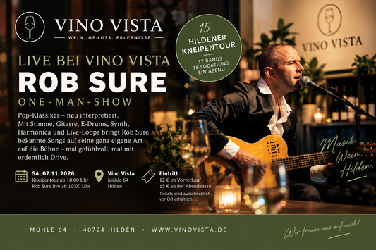 Musiker mit Gitarre am Mikrofon – Ankündigung der 15. Hildener Kneipentour am 07.11.2026 bei Vino Vista, Mühle 64 Hilden (KI-generiert)