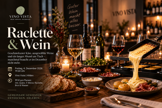 Raclette-Pfännchen mit geschmolzenem Käse, dazu Brot, Beilagen und Weingläser – Ankündigung Raclette & Wein am 04.12.2026 bei Vino Vista Hilden (KI-generiert)